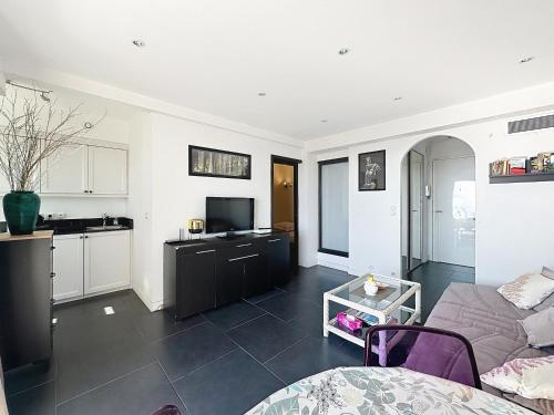 1-bedroom beachfront apartment with sea view