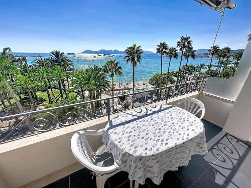 1-bedroom beachfront apartment with sea view