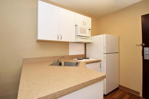 Kitchen, Extended Stay America Suites - Houston - Willowbrook - HWY 249 in North Houston