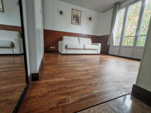 Spacious & Renovated Studio at 250 meters from Paris