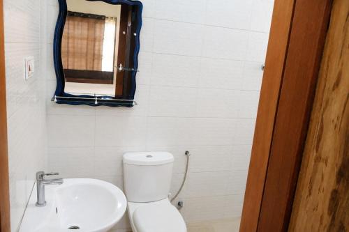 バスルーム, Serene 1BR 1BT Wi-Fi Kitchen Laundry TV Wardrobe in エジス