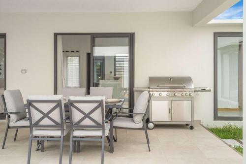 Villa Maela - Modern Pool Retreat in Balaclava in Balaclava