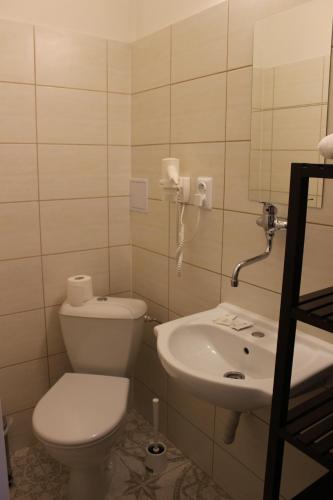 Single Room image 6