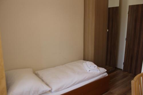 Single Room image 5