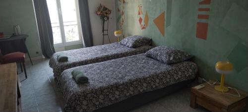 2 twin beds