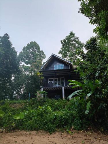 Unterkunft von außen, สถานีน้ำหวาน รีสอร์ท น้ำตกอ้ายเขียว in Phrom Khiri