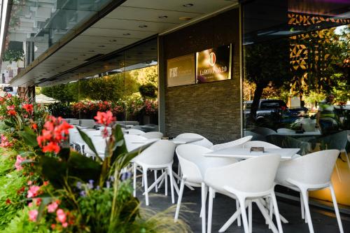 โรงแรม พลาซ่า วี (Plaza V Hotel) in ทาร์กู มัวร์ส