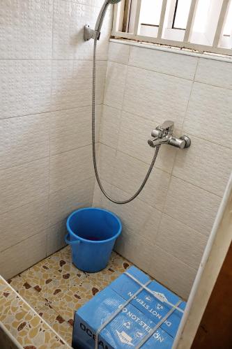 シャワー, Gated Cozy 1BR 1BT Wi-Fi Laundry Kitchen Tv n More in エジス