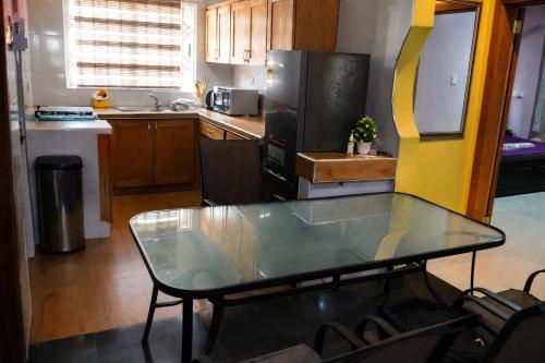 キッチン, Gated Cozy 1BR 1BT Wi-Fi Laundry Kitchen Tv n More in エジス