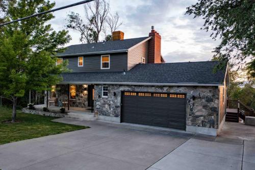 Perfect Farmington Family Home -Hot Tub, Large Deck and View - Near Lagoon in Farmington (UT)