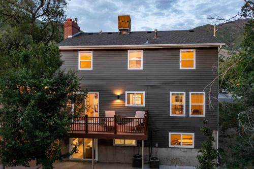 Perfect Farmington Family Home -Hot Tub, Large Deck and View - Near Lagoon in Farmington (UT)