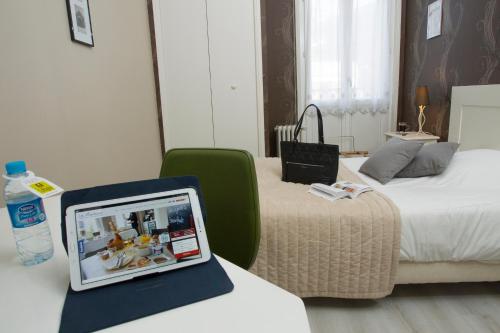 Logis Hotel De La Basilique - image 7