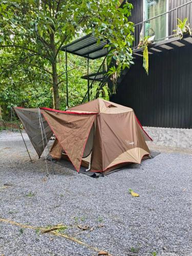 สถานีน้ำหวาน รีสอร์ท น้ำตกอ้ายเขียว in Phrom Khiri