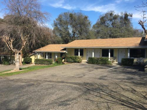Lazy J Ranch Motel - image 3