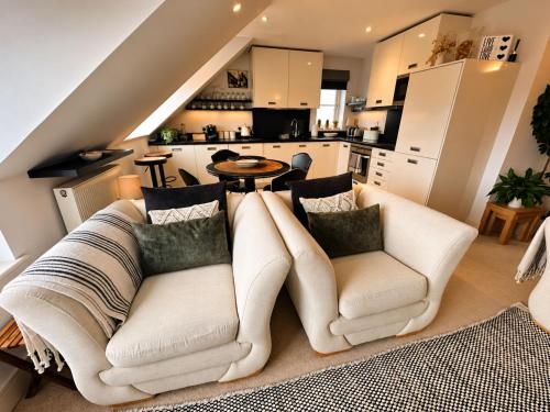 Footprints - gorgeous coastal apartment with sea views 2