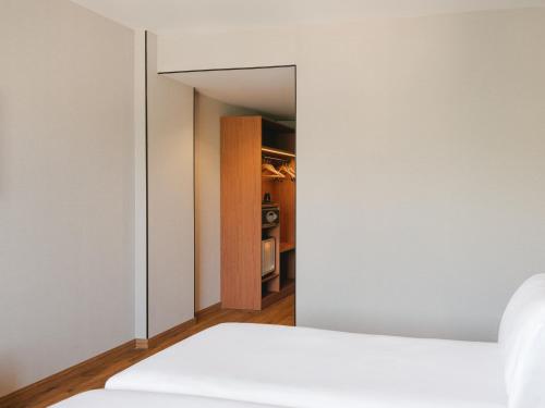 2 twin beds, 1 sofa bed