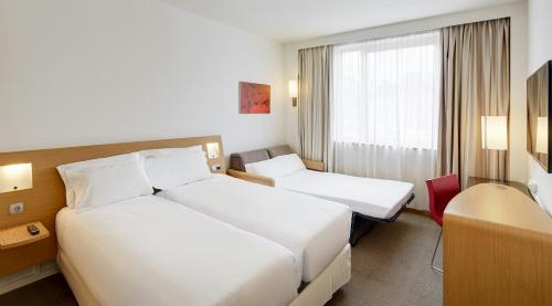 2 twin beds, 1 sofa bed