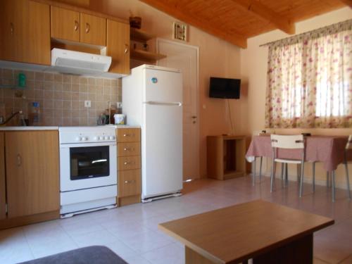 Kitchen, Zephyros Rooms And Apartments in Drymon