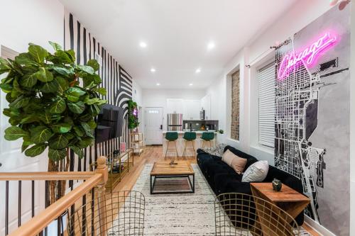 Bold 3BR West Town Sleeps 8 - Patio & Free Parking