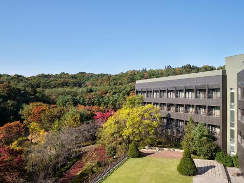 Rolling Hills Hotel