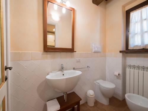 ห้องน้ำ, Beautiful farmhouse with swimming pool in ชิตตา ดิ กาสเทลโล