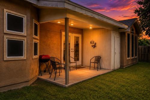 . Private Fenced Backyard•Pet Friendly•Mins to Malls