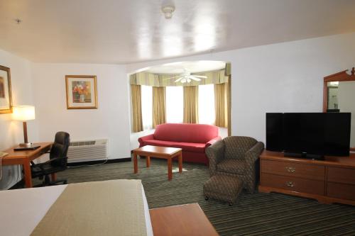 1 king bed, 1 sofa bed