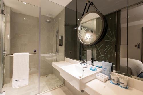 Standard Double Room with no Window image 6