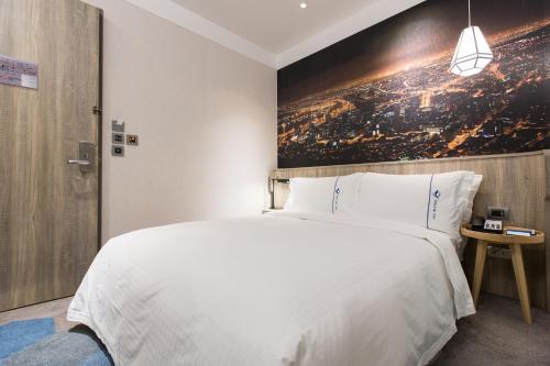 Standard Double Room with no Window image 3
