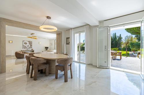 11 GRIMP - Villa with a swimming pool and tennis walk to beach