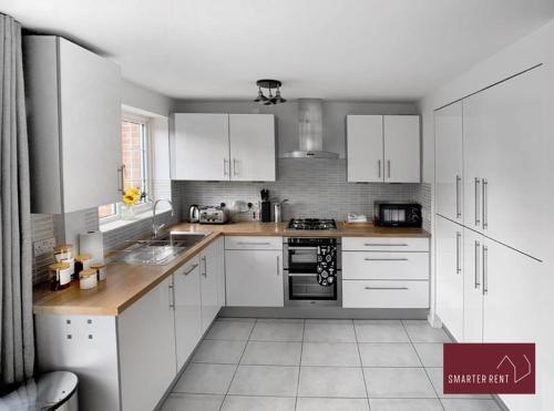 Farnham - 2 Bed House - Parking in פרנחם