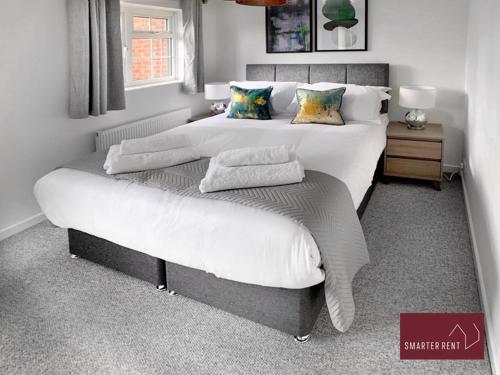 Farnham - 2 Bed House - Parking in פרנחם