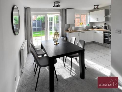 Farnham - 2 Bed House - Parking in פרנחם