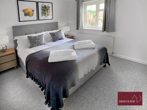 Farnham - 2 Bed House - Parking in פרנחם