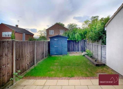 Farnham - 2 Bed House - Parking in פרנחם