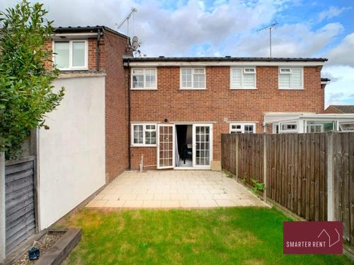 Farnham - 2 Bed House - Parking in פרנחם