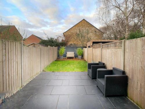 Knaphill - 2 Bedroom Terrace House - With Garden in Woking