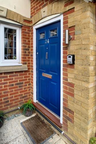 Knaphill - 2 Bedroom Terrace House - With Garden in Woking