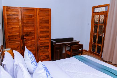 1 queen bed, 4 sofa beds