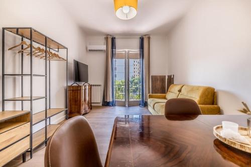 Piramide Central Apartment Metro & Trains