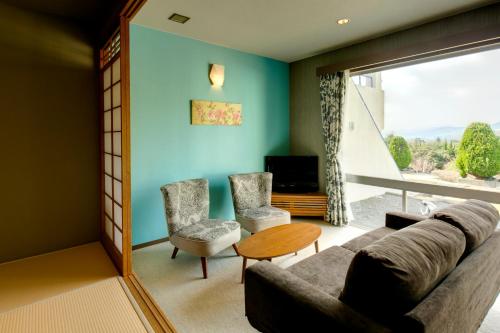 Garden View Modern Japanese-Western Style Room - No Pets Allowed