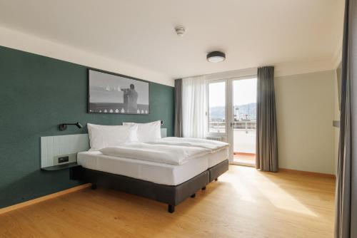 1 king bed, 1 queen bed