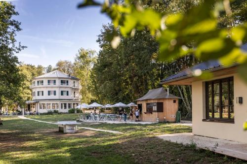 A szálláshely kívülről, Huttopia Domaine du Lac in Lepin-le-Lac