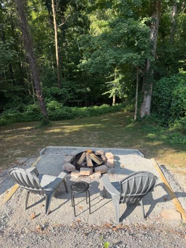 Cozy RV Retreat Fire Pit & Outdoor Cinema in McMinnville (TN)