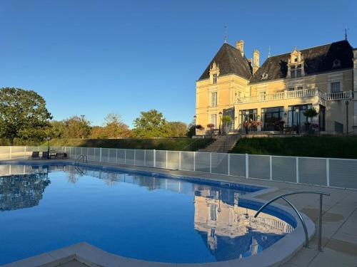 Appartement dans Château exceptionnel PISCINE -GOLF -TENNIS