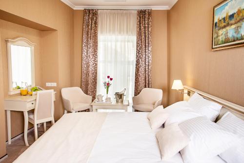 1 queen bed, 1 sofa bed
