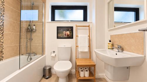 Zuhanyzó, Stormont - Stunning 2 King Bedroom Apartment with Patio in Knock
