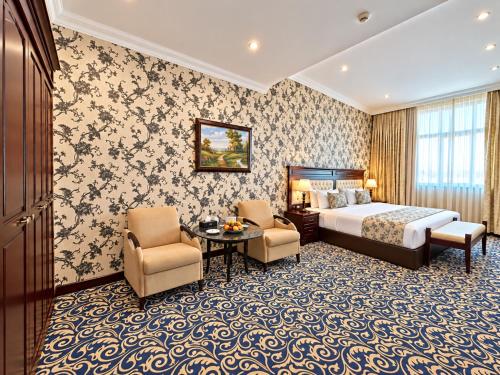 1 king bed, 2 twin beds