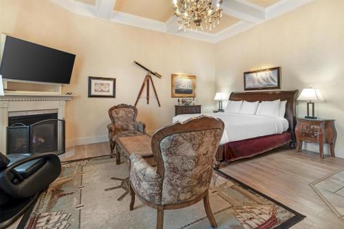 1 king bed, 1 sofa bed