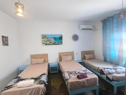 3 twin beds